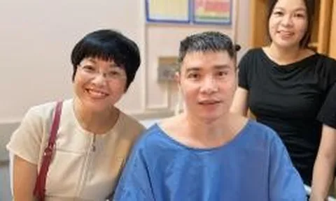 MC Thảo Vân đến thăm chồng cũ - NSND Công Lý ở bệnh viện sau ca phẫu thuật