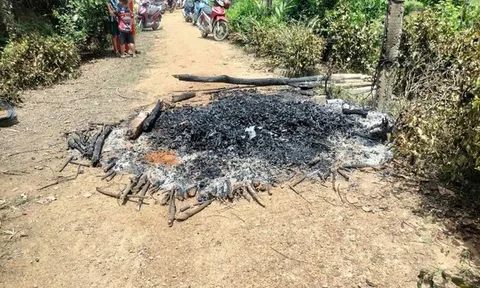 Người đàn ông nghi để lại thư tuyệt mệnh rồi tự thiêu ngay trước nhà