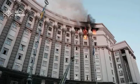 Tòa nhà Chính phủ Ukraine bốc cháy sau cuộc không kích của Nga