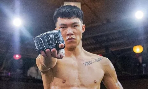 'Thần võ' Việt Nam đá gục đối thủ, Johnny Trí Nguyễn trao ngay đai vô địch