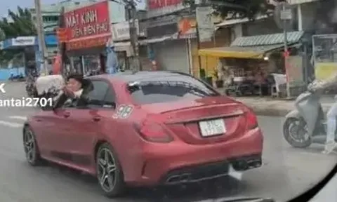 Truy tìm lái xe Mercedes 'quậy' trên đường
