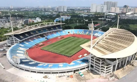 Mặt cỏ sân Mỹ Đình đang được cải tạo