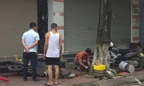 Vặn tay ga xe đang nổ máy, bé trai 7 tuổi lao xe lên vỉa hè tử vong