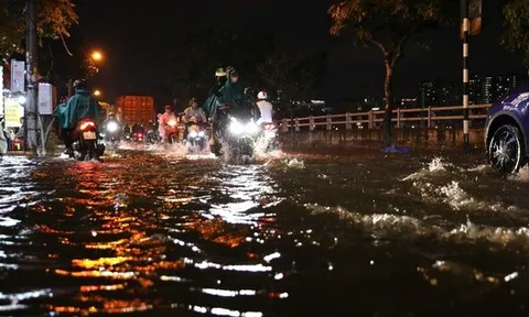 Mưa lớn kết hợp triều cường, đường Trần Xuân Soạn ngập sâu