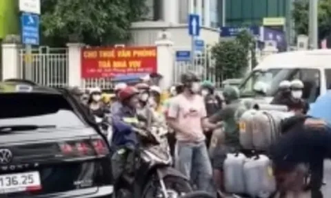 Thanh niên lái xe Volkswagen đánh ông lão giữa trung tâm TP.HCM gây phẫn nộ