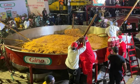 Nấu nồi cơm jollof siêu to để lập kỷ lục Guinness thế giới