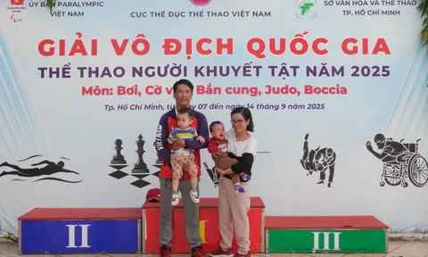 Chuyện tình của đôi vợ chồng đường bơi khuyết tật