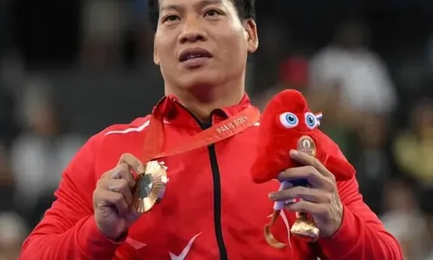 Lực sĩ thể thao người khuyết tật Lê Văn Công được Đại sứ quán Pháp tặng huy chương thanh niên