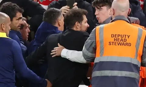 HLV Diego Simeone bị đuổi vì cố đấm CĐV Liverpool