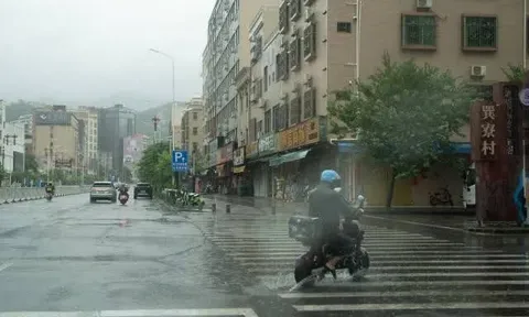 Bão Mitag đổ bộ miền Nam Trung Quốc, hàng loạt trường học và tuyến giao thông ngừng hoạt động