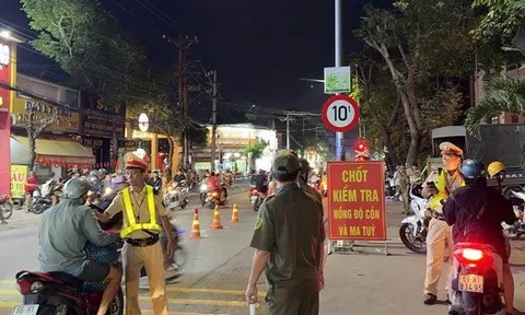Công an xã tham gia điều tiết giao thông cùng lực lượng Cảnh sát giao thông