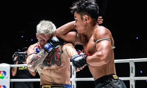 Đấm trượt đối thủ, võ sĩ muay Thái bất ngờ ôm bụng gục ngã