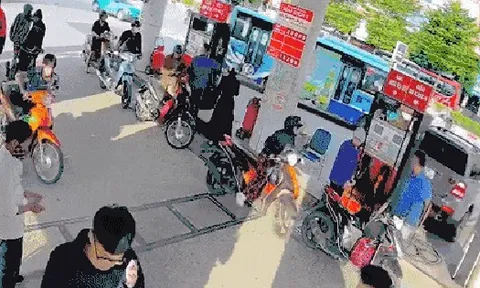 Kinh hoàng cảnh Mercedes lùi trúng cột bơm xăng, lửa bùng cháy bao trùm người và xe