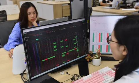 VN-Index mất hơn 24 điểm, áp lực bán mạnh nhóm ngân hàng, chứng khoán