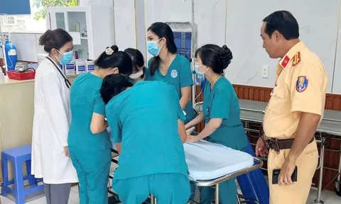 Bé 1 tuổi nguy kịch, CSGT tức tốc dùng xe chuyên dụng đưa đi cấp cứu