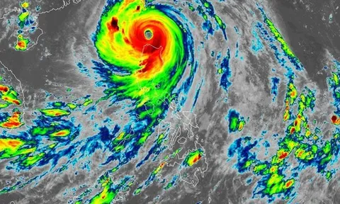 Siêu bão Ragasa quần thảo Philippines, toàn khu vực báo động