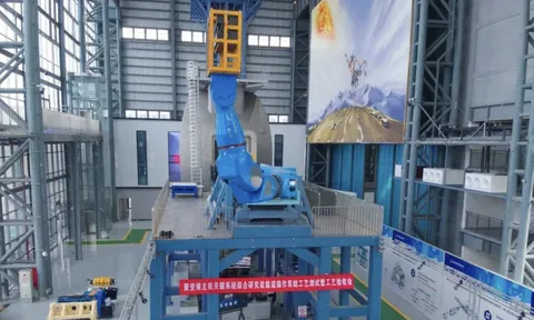 Không gì là không thể ở Trung Quốc: Ra mắt ‘quái vật’ 3 tay nâng ‘ngon ơ’ vật nặng 60 tấn, gấp 30 lần công suất của máy Nhật, phục vụ giấc mơ ‘đuổi theo’ Mặt trời