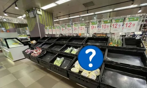 Cảnh tượng ở siêu thị Hong Kong (Trung Quốc) hiện tại: Người dân đổ xô mua sắm, chuẩn bị trước bão Ragasa, duy nhất mặt hàng này bị “ghẻ lạnh"