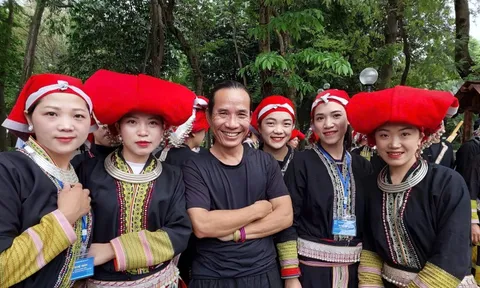 Những phụ nữ và trẻ em từng bán hàng rong, xin ăn ở Sa Pa lên sân khấu biểu diễn
