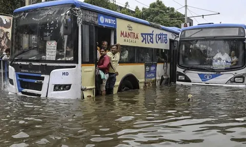 Mưa lớn gây tê liệt “thành phố niềm vui” của Ấn Độ, ít nhất 10 người thiệt mạng