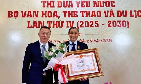 HLV Mai Đức Chung nhận danh hiệu Anh hùng Lao động