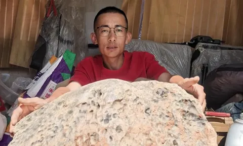 Đào đất hơn 10 tiếng, người đàn ông phát hiện vật thể lạ nặng tới 423 kg khiến giới khoa học kinh ngạc