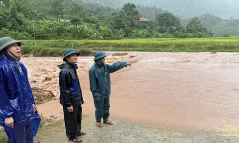 Lũ cuồn cuộn đổ về, quốc lộ và tỉnh lộ Nghệ An bị nhấn chìm trong biển nước
