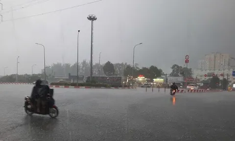 Bầu trời TP HCM tối sầm, mưa lớn trút xuống nhiều nơi