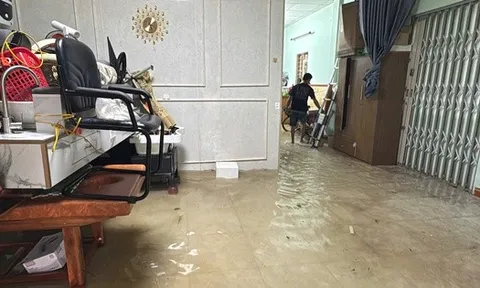 VIDEO: Bão số 10 Bualoi chưa tới, nước đã dâng ngập nhà dân