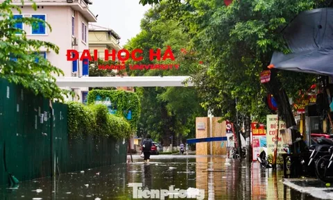 Hà Nội mưa xối xả, nhiều tuyến phố thành 'biển nước'