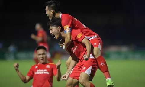 Gam màu tương phản của bóng đá TP HCM