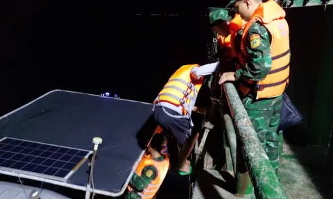 Tàu cá cùng 8 thuyền viên mất liên lạc nhiều ngày trên biển