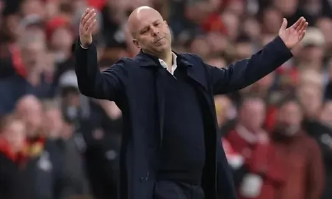 Kỳ tích muộn màng của Arne Slot bị lật ngược, để lại một câu hỏi lớn cho Liverpool
