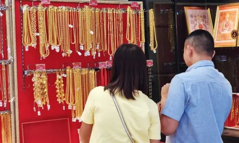 Nghịch lý tại Thái Lan: Giá vàng thật lập kỷ lục, người dân đổ xô mua... vàng giả