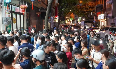 Hà Nội: Đông nghịt người xếp hàng mua bánh Trung thu