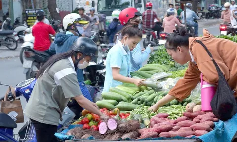 Bà nội trợ co kéo chi tiêu với mặt bằng giá mới