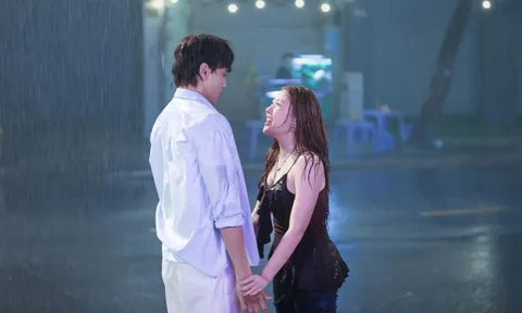 "Cặp đôi mới của màn ảnh" được bắt gặp tình tứ dưới mưa trong khung cảnh đẹp như tranh