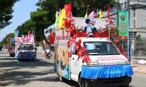Làm lồng đèn, trang trí xe hoa đăng mừng Lễ hội Nghinh Ông Cần Giờ