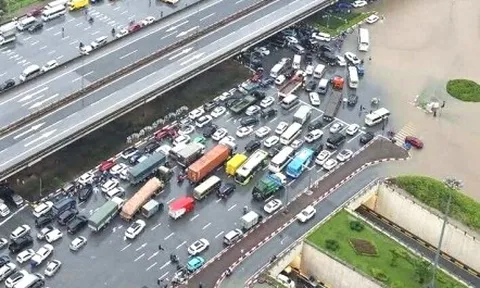 Hà Nội mưa lớn, Đại lộ Thăng Long ngập gần nửa mét, giao thông tê liệt kéo dài