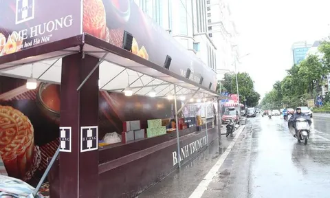 Bánh trung thu ngày Rằm vắng khách, người bán than 'chưa năm nào ế như vậy'