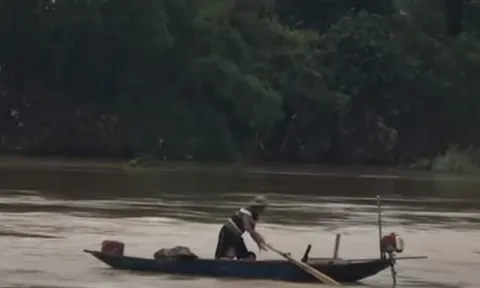 Đề xuất khen thưởng người chèo thuyền hỗ trợ cứu cháu bé 7 tuổi bị nước cuốn trôi