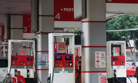 Indonesia cạn nhiên liệu diện rộng, người dân xếp hàng 30 phút chỉ để mua xăng: Chuyện gì đang xảy ra?