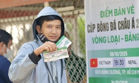 Người hâm mộ xếp hàng dài, chờ hơn 3 giờ mua vé xem tuyển Việt Nam