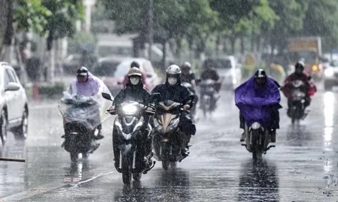Hà Nội cảnh báo mưa dông, gió giật ở nội thành