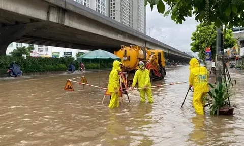 Trời hửng nắng, Hà Nội vẫn còn nhiều điểm ngập sâu