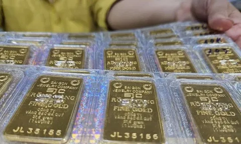 Giá vàng miếng SJC lên 143,6 triệu đồng/lượng, cửa hàng vàng ra thông báo quan trọng