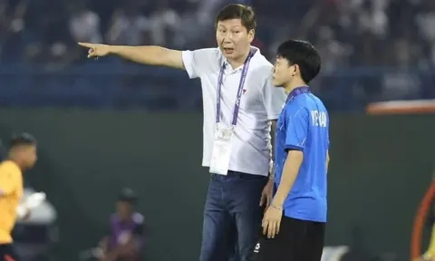 HLV Kim Sang-sik: "Tuyển Việt Nam sút 20 lần chỉ vào 3, đó thực sự là vấn đề"