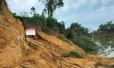 Bờ sông Ngàn Sâu sạt lở, phát lộ quả bom nặng gần 200kg