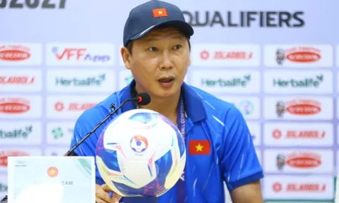 HLV Kim Sang-sik: "Mặt sân xấu quá, tuyển Việt Nam đá không nổi"