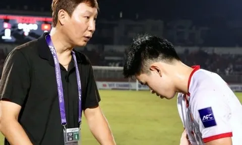 Chuyên gia: HLV Kim Sang-sik thay người 'không ổn'